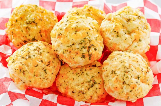 This Is Why Red Lobster's Cheddar Biscuits Are So Delicious