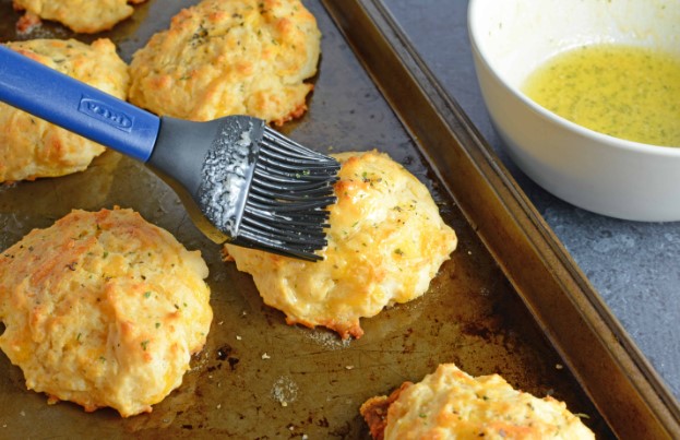 This Is Why Red Lobster's Cheddar Biscuits Are So Delicious